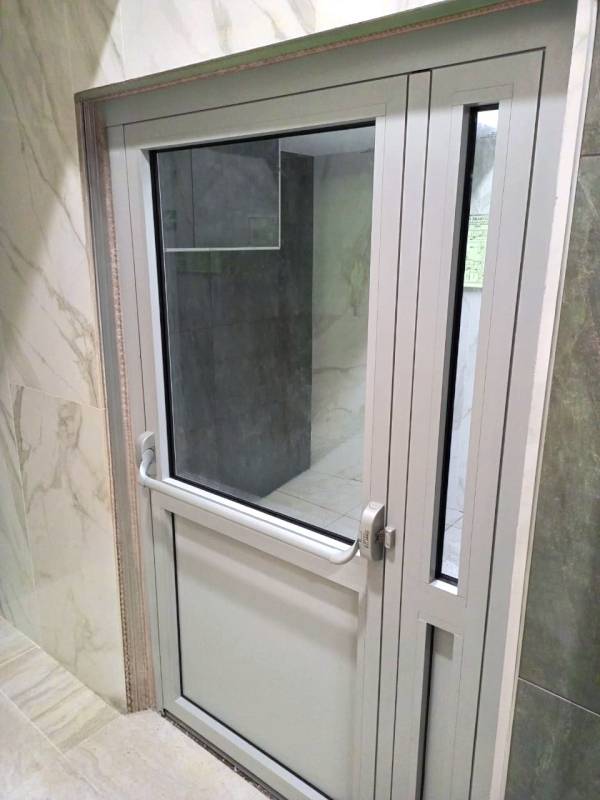 Алюминиевая дверь с ручкой push-bar