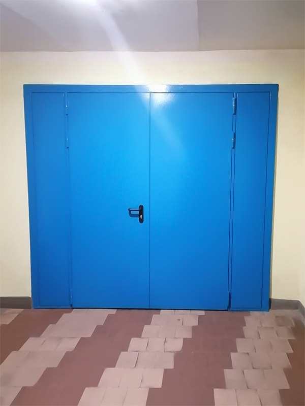 Монтаж нестандартной двупольной двери с боковыми вставками — ул. Котляковская