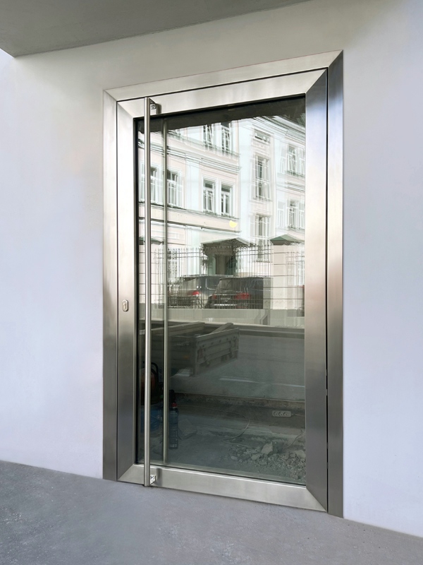 Установили дверь в главный вход частной галереи в центре Москвы