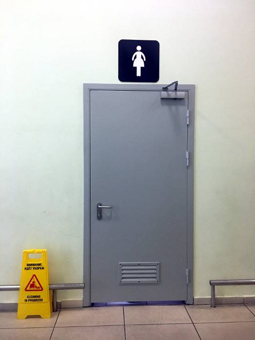 Однопольная дверь с вентрешеткой