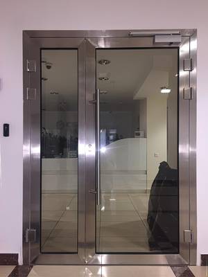 Остекленная двустворчатая дверь, вид сзади