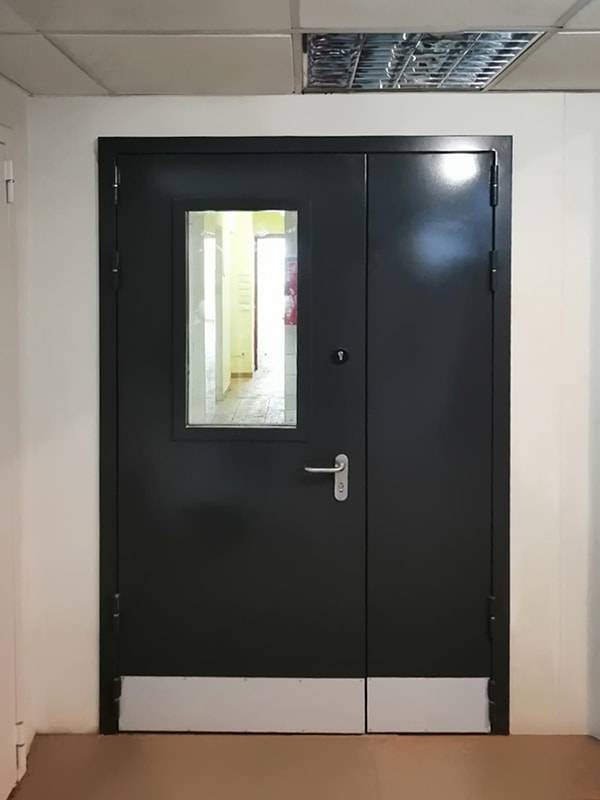 Остекленная дверь в магазин (Проспект Мира)