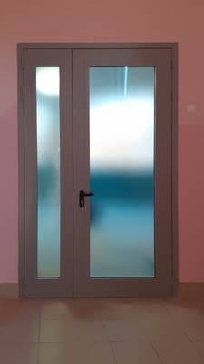 Полуторастворчатая дверь со стеклопакетом