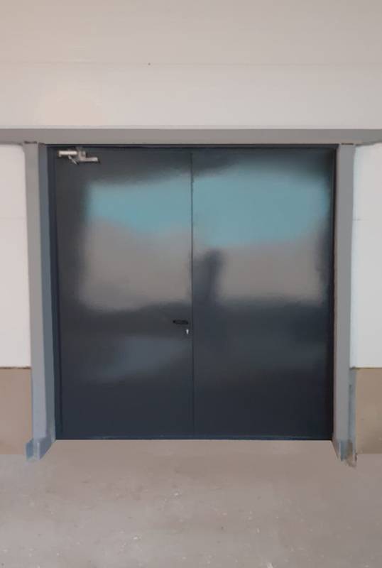 Равностворчатая дверь с внутренней стороны (склад, шоссе Энтузиастов, 4)