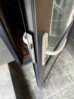 Ручка алюминиевой двери