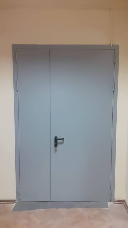 Серая дверь с внешней стороны (коридор школы, р-н Марьина Роща)