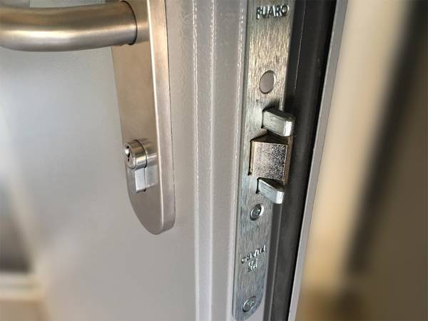 Врезной замок (пожарное депо)